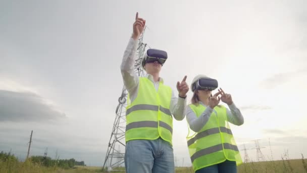 Energy engineers use virtual reality glasses to control the solar panel system and deliver energy to consumers. Engineers of the future — Stock Video