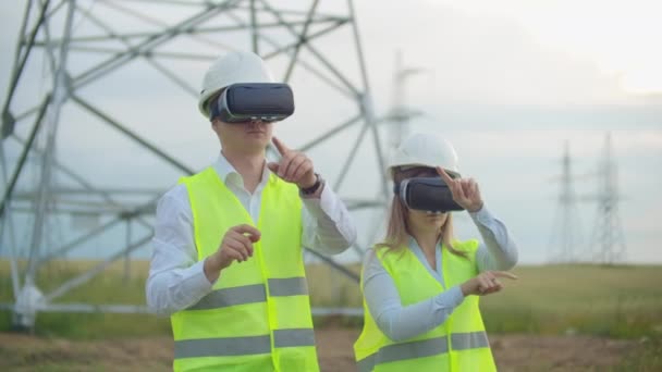 Los ingenieros trabajan con realidad aumentada utilizando gafas de realidad virtual 3D. Ingeniero femenino y masculino trabaja con gafas VR mientras un hombre sostiene — Vídeos de Stock