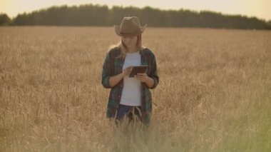 Tablet ile bir kadın çiftçi. Akıllı Tarım ve dijital tarım