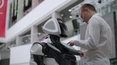 Elektronik mühendisi çalışıyor, robot yapımında bilim adamı mucidi. yavaş çekim. modern robotik teknolojiler. Fütüristik robot konsepti. yapay zeka, sanal, robot, robotlar ve insan