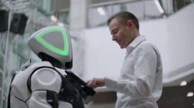 Robotik Trendler teknolojisi, akıllı perakende iş konsepti. Navigasyon müşteri için özerk kişisel asistan robot moda alışveriş merkezinde öğeleri aramak için