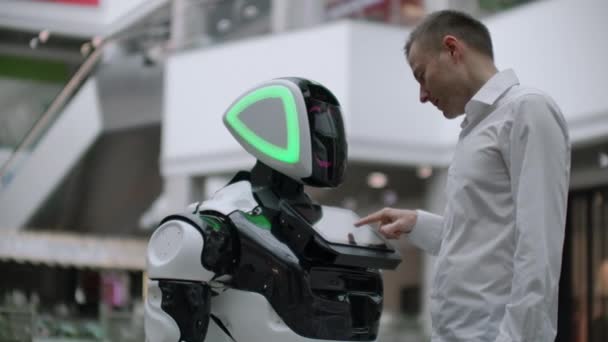 Elektronikingenjör arbetar, vetenskapsman uppfinnare på robot konstruktion. Slow-motion. modern robotteknik. Futuristiskt robot koncept. artificiell intelligens, virtuell, robot, robotar och mänskliga — Stockvideo