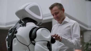 Robotik Trendler teknolojisi, akıllı perakende iş konsepti. Navigasyon müşteri için özerk kişisel asistan robot moda alışveriş merkezinde öğeleri aramak için