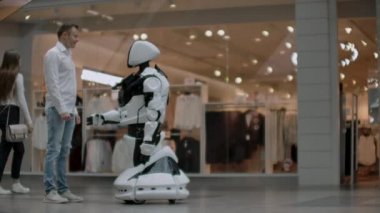 Android bir robotla el sıkışan bir iş adamının eli. Yapay zekayla insan etkileşimi kavramı