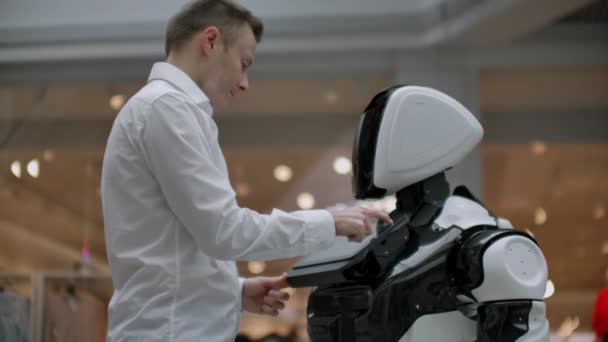 Ingénieur en électronique travaillant, inventeur scientifique sur la construction de robots. au ralenti. technologies robotiques modernes. Concept de robot futuriste. intelligence artificielle, virtuel, robot, robot et humain — Video