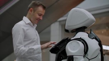 Elektronik mühendisi çalışıyor, robot yapımında bilim adamı mucidi. yavaş çekim. modern robotik teknolojiler. Fütüristik robot konsepti. yapay zeka, sanal, robot, robotlar ve insan