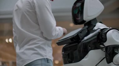 Elektronik mühendisi çalışıyor, robot yapımında bilim adamı mucidi. yavaş çekim. modern robotik teknolojiler. Fütüristik robot konsepti. yapay zeka, sanal, robot, robotlar ve insan