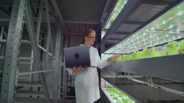 Kamera sebze ve otlar yetiştirmek için modern bir metal çiftliğin koridorlarında hareket eder, bilgisayar ve modern teknoloji kullanan bilim adamlarından oluşan bir ekip mahsulün büyümesini ve sağlığını kontrol eder.