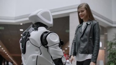 Gülümseyen kadın el sıkışıyor. Cyborg'la arkadaş ol. Robot ile bir anlaşma içine girin.