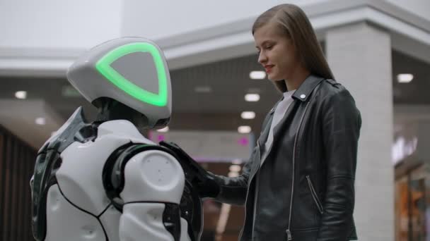 Robot se dívá na dívku. Umělá inteligence. Moderní robotické technologie. Robot se dívá na dívku se smaltovými očima. Moderní robotické technologie. — Stock video