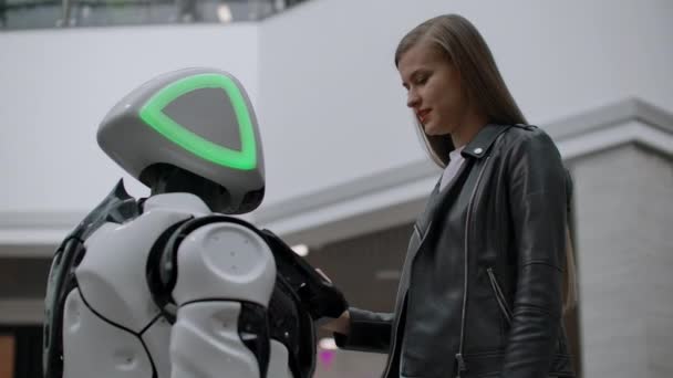 Lycklig kvinna i kontakt med Cyborg robot. Klicka på robot skärmen. En Droid interagerar med en kvinna. — Stockvideo