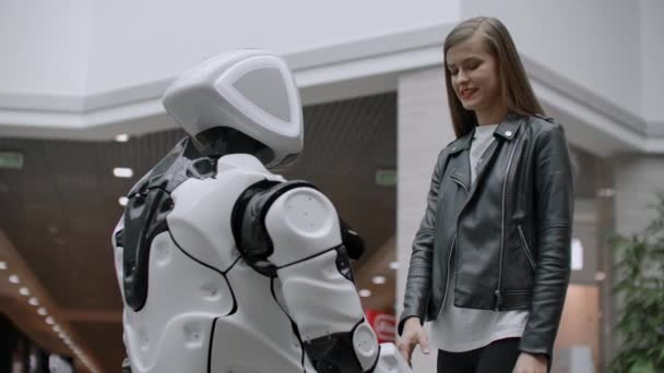 Žena s úsměvem třese rukama. Buďte přáteli s kyborgem. Uzavřít dohodu s robotem. — Stock video