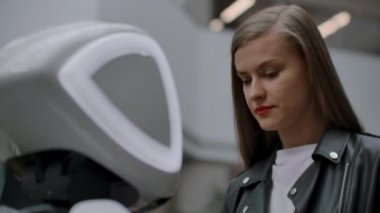 Robot kıza bakıyor. Yapay zeka. Modern robot teknolojileri. Robot aşık gözlerle kıza bakıyor. Modern robotik teknolojiler.