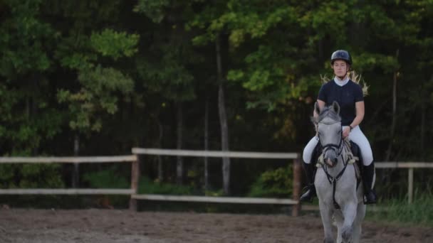 Slow motion närbild. En kvinnlig jockey rider en häst. En kvinnlig jockey rider en häst i en Corral. — Stockvideo