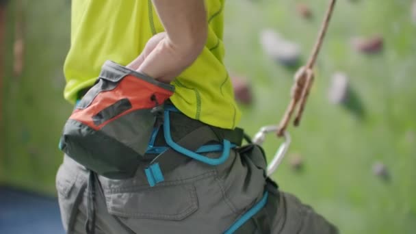 Boulder klimmer man trainen op indoor klimmen Gym muur. Trainen van klimmers op de klimwand. Athletic Male heeft training van rotsklimmen in sport Gym — Stockvideo