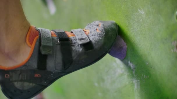Kaya tırmanışı için ayakkabı ayakkabılı ayaklarını Close-Up tırmanma duvarı üzerindeki engeller üstesinden — Stok video