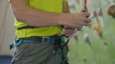 Bir belay halatı takan ve el tebeşirleyen dağcı