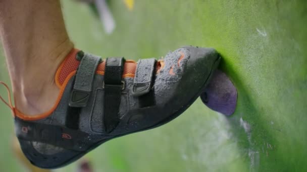 Boulder klimmer man trainen op indoor klimmen Gym muur. Trainen van klimmers op de klimwand. Athletic Male heeft training van rotsklimmen in sport Gym — Stockvideo