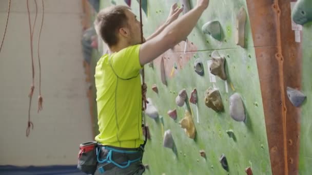 ベレーロープとチョーキングの手を取り付ける登山者 — ストック動画