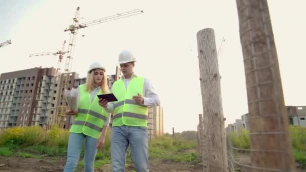 Gestionnaire de construction et ingénieur marcher Travailler sur le chantier à l'aide de tablette et d'impression — Video