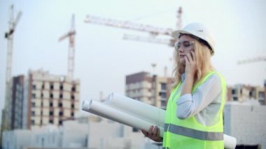 Telefonda diyalog inşaat arka planda bir kask bir kadın binanın şantiye müdürü ile tartışıyor