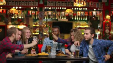 Çok ırklı bir arkadaş şirketinde, bir kız barda otururken kadehler ve bira şişeleri becerirken kadeh ler ve arkadaşlar sunuyor. Arkadaşlar eşliğinde eğlenceli bir akşam