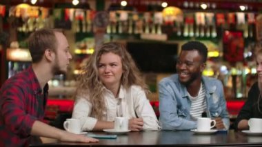 Bir restoran ve kafede öğrenci toplantısı. Gömlekli bir adam arkadaşlarına bir hikaye anlatır, iki kız ve bir Afrikalı Amerikalı dinler ve gülerler. Bir grup arkadaş birlikte vakit geçirir..