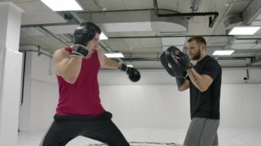 Kick boksör eğitmen udra yamaçlarında ve yavaş hareket pençeleri üzerinde dalış ile yerine