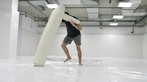 Een sterke MMA-vechter is trainen om een Scarecrow te gooien. Testen van worstel apparatuur — Stockvideo