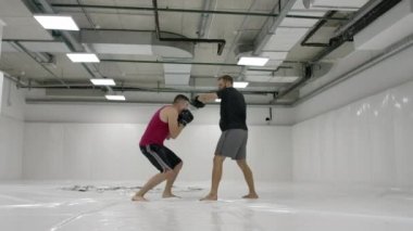 Kick boksör eğitmen udra yamaçlarında ve yavaş hareket pençeleri üzerinde dalış ile yerine