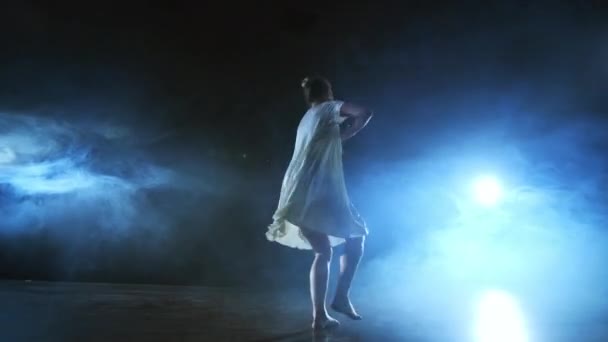 Donna in abito bianco sul palco con fumo danza balletto moderno . — Video Stock