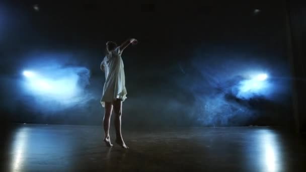 Mulher de vestido branco no palco com fumaça dançando balé moderno . — Vídeo de Stock