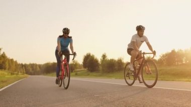 Bir grup bisikletçinin köy yolundaki çekimini takip etmek. Tamamen ticari kullanım için serbest