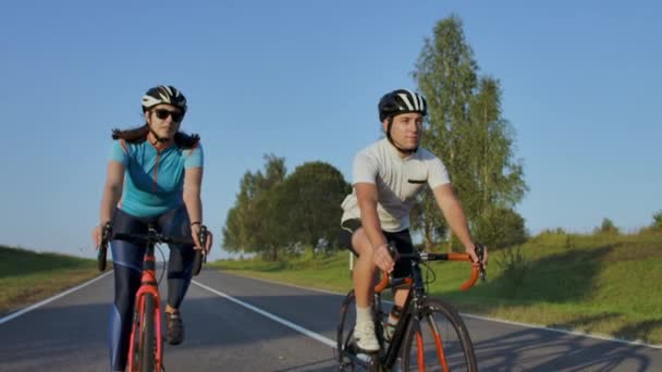 Bir grup bisikletçinin köy yolundaki çekimini takip etmek. Tamamen ticari kullanım için serbest — Stok video