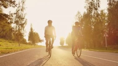 Steadicam atış dağ bisikleti çift bisiklet yolu, gün batımı yapıyor yüksek sürme