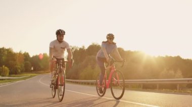 Bir grup bisikletçinin köy yolundaki çekimini takip etmek. Tamamen ticari kullanım için serbest