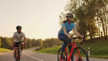 Bir grup bisikletçinin köy yolundaki çekimini takip etmek. Tamamen ticari kullanım için serbest