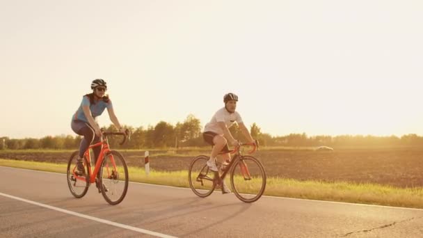 田舎道でサイクリストのグループの追跡ショット。商用用に完全にリリース — ストック動画