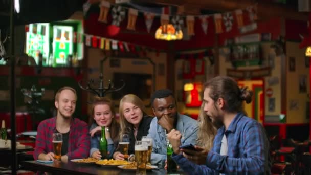 Dans le bar ou le restaurant L'homme hispanique prend selfie d'elle-même et ses meilleurs amis. Groupe Beaux jeunes gens dans un établissement élégant — Video