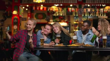 Bar veya Restoran İspanyol adam Kendini ve Onun En İyi Arkadaşları Selfie takes. Şık Kuruluş Grup Güzel Gençler