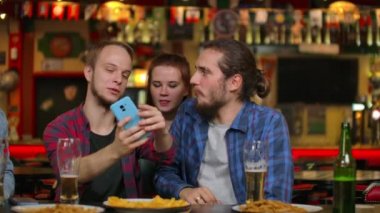 Bar veya Restoran İspanyol adam Kendini ve Onun En İyi Arkadaşları Selfie takes. Şık Kuruluş Grup Güzel Gençler