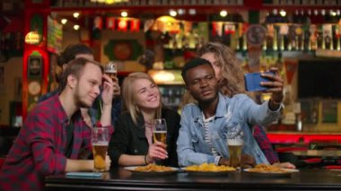 Bar veya Restoran İspanyol adam Kendini ve Onun En İyi Arkadaşları Selfie takes. Şık Kuruluş Grup Güzel Gençler