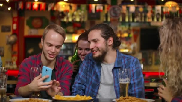 Jóvenes alegres tomando selfie con teléfono inteligente negro, tomando fotos para recuerdos dulces, concepto de la vida cotidiana con gadgets — Vídeos de Stock