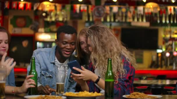 Jóvenes alegres tomando selfie con teléfono inteligente negro, tomando fotos para recuerdos dulces, concepto de la vida cotidiana con gadgets — Vídeo de stock