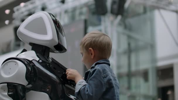 Humanoider Roboter spricht mit Kind auf Technologiemesse der Roboterpark. humanoider Roboter spricht mit. — Stockvideo