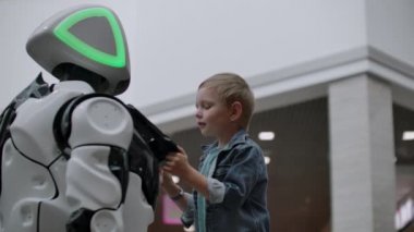 İnsansı robot teknoloji fuarında çocukla konuşuyor. Robotların Sergi Parkı. İnsansı robot ile konuşuyor.