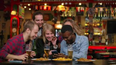 Tatlı anılar için resimleri yakalamaya selfie ile siyah smartphone, alan genç neşeli insanlar becerikli alet ile günlük yaşam kavramı