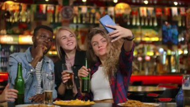 Bar veya Restoran İspanyol adam Kendini ve Onun En İyi Arkadaşları Selfie takes. Şık Kuruluş Grup Güzel Gençler