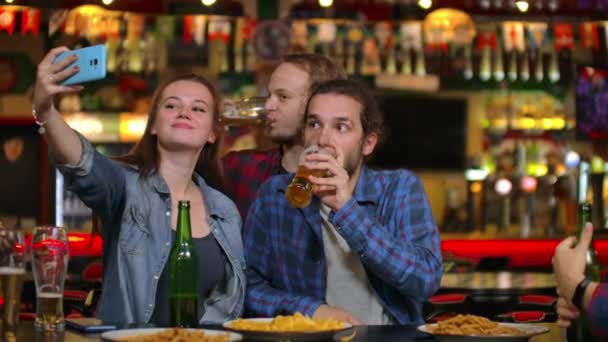 Bar veya Restoran İspanyol adam Kendini ve Onun En İyi Arkadaşları Selfie takes. Şık Kuruluş Grup Güzel Gençler — Stok video