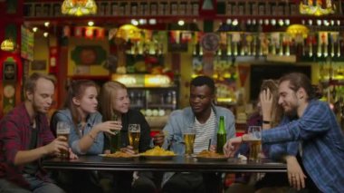 Arkadaşlar hafta sonu bira bar restoranda bira içme - Birlikte eğlenmek gençler ile dostluk kavramı. Arkadaşlar bira barda bira içiyor.
